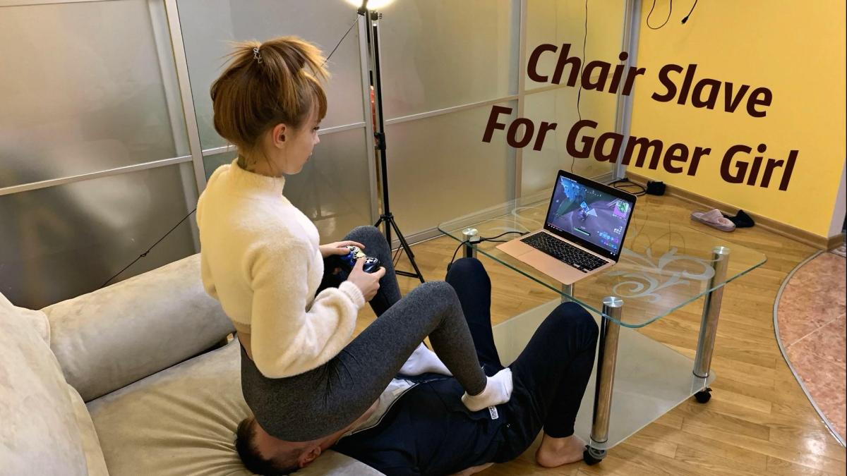 Gamer Kira in Leggings Uses Her Chair Slave While Playing (MP4 HD 1080p) 男人的头女人的座位<br>Gamer Kira in Leggings Uses Her Chair Slave While Playing (MP4 HD 1080p)<br>Mistress Kira is a gamer girl and during the game she uses her slave instead of a chair. Kira does not pay attention to the fact that it is hard for the slave to breathe because she is too keen on the game. Only when the Princess becomes uncomfortable to sit does she orders the slave to change position and again sits on his face. Because his face is her chair forever.