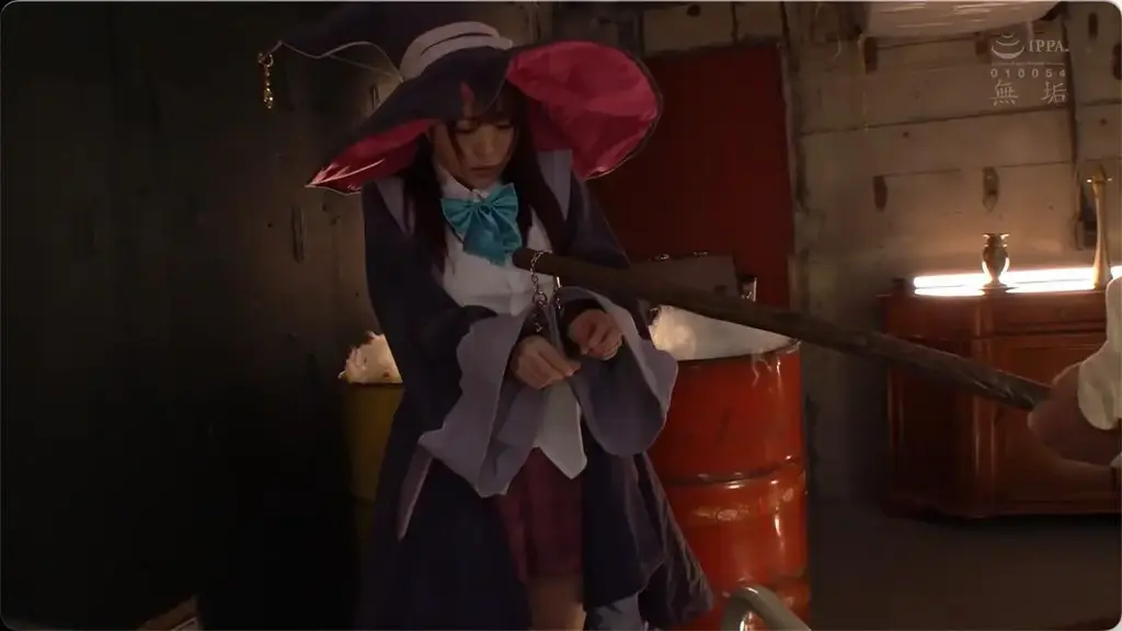 異世界少女 監禁研究記録 番号:<span style='color:#b0b0b0;'>[隐藏文字，购买后可见]</span><br>发行日期:2023-04-18<br>导演:----<br>制作商:無垢  <br>发行商:無垢-コス  <br>类别:角色扮演 单体作品 监禁 幻想	<br>演员:深月めい 	<br>剧情：来自异世界的魔法少女被拘禁起来。害怕的少女，不用问答，随心所欲，彻底调教到她成为真正的女奴！