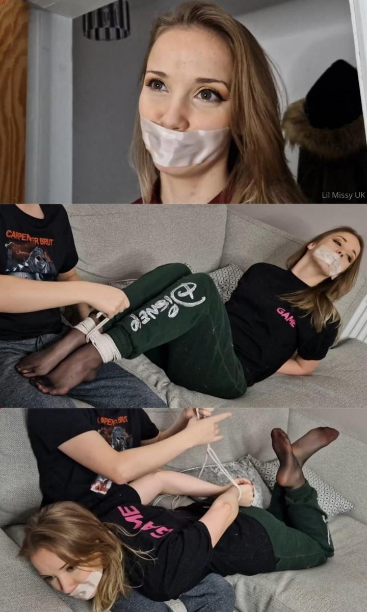 Lil Missy UK Feb 21 我一回到家就一定会被塞住嘴。我被告知上楼，穿上更舒适的衣服。然后我被绑在沙发上，温柔地抚摸着整个晚上As soon as I get home I must be gagged I'm told to go upstairs and slip into something a little more comfortable Then I'm tied up on the sofa and tenderly caressed for the rest of the evening