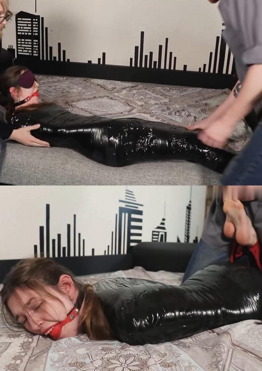 Sweet feet of the captured detective (HD) 一名侦探（斯泰西饰）正在跟进一条匿名线索，该线索指向了她一直在追捕的一名罪犯，并将她带到了一所房子。她小心翼翼地走进房子，经过一番调查，什么也没发现。她打电话给上级，让他们知道这条线索已经走不通了，她要回去了。在她离开的路上，她突然遭到罪犯的伏击，并被拖走了。<br><br><br><br>她在床上醒来，嘴里紧紧扣着一个球塞，她被用PVC胶带重新加固的黑色绷带紧紧包裹着，从脖子底部到脚踝。她的鞋子已经脱掉了，但她仍然穿着袜子。当她意识到自己的处境时，她开始愤怒地挣扎，并通过插科打诨大喊大叫。这时罪犯（布瑞克）进入了房间。他看了一眼床上蠕动的包裹，她瞪了他一眼。他问她是否舒服，她又开始挣扎，对他大喊大叫。他脱下她的袜子，开始轻轻地挠、舔、吻她的脚。这让她更加愤怒，因为她试图把脚拉开，但做不到。他还把她的大脚趾绑在一起，以进一步限制她的动作。当她打架和发牢骚时，他最终把她翻过来，把她的脚踝绑在床上，她的脚悬在床边。她继续尽可能地扭动和抱怨，而罪犯则在挠她的脚，崇拜她的脚，一路嘲讽她。过了一会儿，暴徒的同伙来了（布拉德），他们该走了。罪犯从床上解开侦探的脚踝，用眼罩遮住她的眼睛，然后男人们抓住她的两侧，把她带出去，因为她疯了，在他们的控制下打架。A detective (Stacy) is following up on an anonymous tip on a criminal she's been chasing, it's led her to a house. She cautiously enters the house and after some investigation, she finds nothing. She calls her superiors to let them know that the lead was a deadend, and that she's heading back. On her way out, she's suddenly ambushed by the criminal, and dragged away.<br><br>She wakes up on a bed, there's a ball-gag tightly buckled in her mouth, and she's been wrapped tightly in black bandages re-enforced with PVC tape, from the base of her neck to her ankles. Her shoes have been removed but she's still wearing her socks. As she realizes her situation, she starts to angrily struggle and shout through her gag. That's when the criminal (Brick) enters the room. He takes a look at the squirming package on the bed, and she glares at him. He asks if she is comfortable, as she goes back to struggling, yelling threats and curses at him. He pulls her socks off, and starts lightly tickling, licking, and kissing her feet. This enrages her further, as she tries to pull her feet away, but is unable to. He ties her big toes together as well, to limit her movements further. As she fights and whines, he eventually turns her on her stomach and ties her ankles to the bed, her feet hanging over the edge. She continues to wiggle and complain as much as she can while the criminal tickles and worships her feet, taunting her all the way through. After a while, the thug's accomplice arrives (Brad), and it's time for them to leave. The criminal unties the detective's ankles from the bed and puts a blindfold over her eyes, then the men grab both sides of her and carry her out with them, as she goes crazy and fights in their grasp.