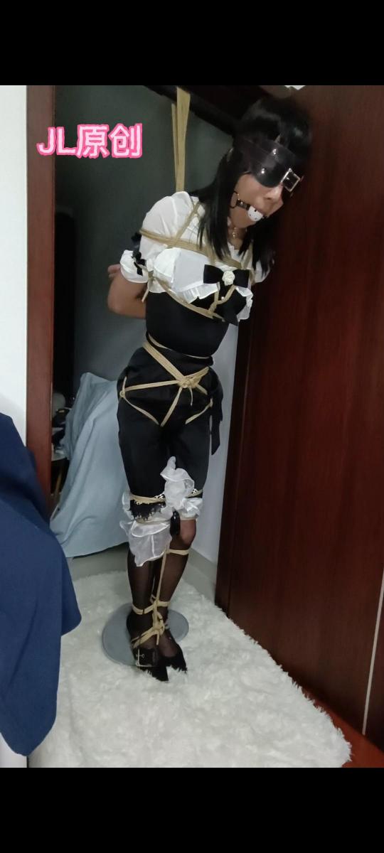 【JL-8】黑丝吊带睡衣伪娘的小训练 好久没有更新啦，在这里先跟各位粉丝和爱好者说声抱歉，这六个月以来发生了太多的事情，不是简单的三言两语就能说完的，有好些同好和粉丝都有关心和询问，所以我也要说声谢谢，谢谢支持我们和喜欢我们的大家。<br>这期视频呢，主要的最基本的罚站、驷马、榨汁训练啦，但是这次有尝试吊缚哦，希望大家可以喜欢！当然，模特现在心都不知道跑到哪里去了，都很不尊重我，下次一定要给他颜色看看，受到严厉的惩罚。<br>可接受定拍和寄拍、约玩体验（女m，男m，CD都可以），交流等加JLkk的QQ：3290352450<br><span style='color:#b0b0b0;'>[隐藏文字，购买后可见]</span>