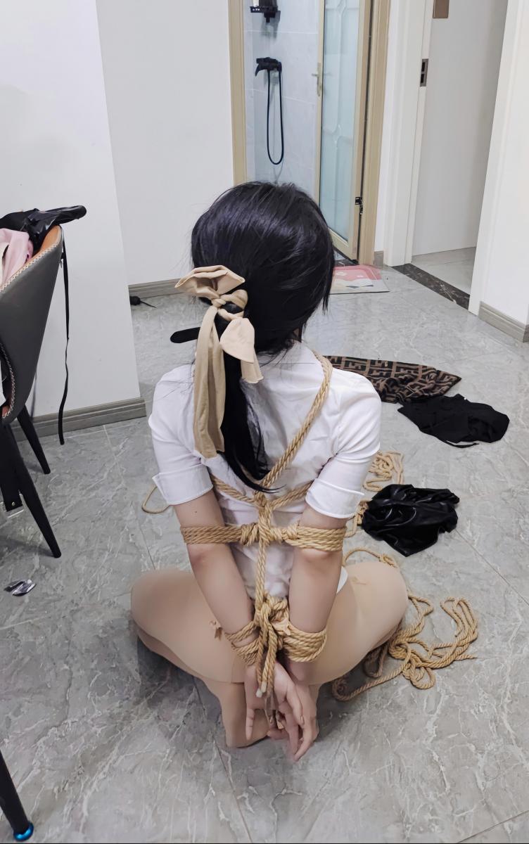 【欢乐谷原创】纯监控画面放置，测底失去自由的丫丫。 又是一个失去周末自由的丫丫，这个周末大叔就苦逼了，要加班，但是哪儿能让丫丫在家嘚瑟！中午饭过后，二话不说网上找了一张捆绑图，照着就帮了起来，，，老规矩蒙眼堵嘴，这次还给她带了一个蓝牙耳机！！！固定在椅子上之后，放置好3个监控，和一部手机之后大叔就去公司上班去了，，，，这里给大家整理了一个多小时出来，等到大叔8点过下班回来的时候，这次好像玩大了，，，，丫头测底崩溃了，就这样捆着哄了好久才配合继续后面的调教，，，顺便给发了两张下集彩蛋，，无敌到爆！，，<br>定拍咨询q331266083<br>同好交流q331266083，盗窃者勿扰！<br>