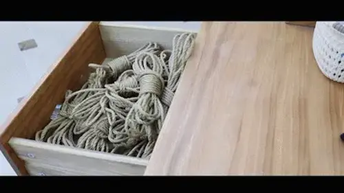 【半岛束艺台】【海语】YT1978 北欧定拍：绳子永远比你勤快 ◀今天突发奇想，把海外定拍的原稿发出来，同学们就知道本台拍摄定拍到底有多强迫症了。为什么台长对海外定拍的承接率高于国内，答案就在这个剧本里，如果看到这里你非要说我崇洋媚外就请点击右上角的叉号。该定拍来自北欧某国（定拍人不愿透露国家），是本台的长期客户，他的剧本很具有典型性，人物、服装、绑法、剧情内容逻辑清晰，要点明确，自己所在意的细节着重体现，尤其对于心理活动的描写和旁白的叙述看似繁琐，却有助于导演准确把握编剧的想法，同时剧本要求也并非严苛，在不重要的环节简明扼要的阐述，给工作室拍摄留有一定调整和发挥空间。在很多时候，国内定拍的剧本略显逻辑混乱，感觉想一出是一出，剧本定稿后仍频繁留言修改，给拍摄造成巨大困扰。有些剧本用词不严谨，过于口语化，容易造成误解。逻辑混乱，内容前后矛盾，硬件要求掺杂在叙事中，极易造成拍摄中的细节缺失。叙事繁琐，重点不突出，感觉像发了一篇中篇小说过来，手机划了一分钟没看到结尾。这些都是国内定拍常出现的问题，我们要正视基础教育与发达国家的差距，包括台长自己也不得不承认在艺术设计，拍摄手段，剪辑技术等方面与世界顶级工作室的巨大差距，并不断学习借鉴，师夷长技以制夷，这也正是中国人最擅长的。<br>Title: Stay Late With Caution<br>As a long time model and assistant for shoots Haiyu knew the studio, director and the models well. <br>One day she had helped the director with a shoot, normal business. After the shoot the model had left the studio. <br>“I need to hurry home” the director said. <br>“Ok goodbye. I will lock up when I leave” Haiyu said. <br>“Ok thanks Haiyu. Don’t stay here too long” the director said.<br>“I won’t, I promise! I’ll just finish up, then I’m going too” Haiyu said with a smile. <br>The director walked out of the door and Haiyu finished putting the ropes into their space, then she walked into the next room. A room where she’d been tied many times on shoots. <br>The drawer with ropes slid open without her noticing, and the ropes overpowered her and tied her tightly. “No! Wait! Nmph!” Haiyu tried as the ballgag suddenly charged at her and gagged her tightly.<br>There she stood tightly bound (see details below)<br>“Damn! Now I’m stuck here alone!” She thought to herself. <br>“Maybe I can jump to my phone and call the director?” She thought to herself as she jumped back to the coffee table. <br>She made it there and tried at her best how to call him with her arms tightly bound behind her. <br>She’d just pressed the button when more ropes attacked her. <br>“Hello!? ” The director asked. Without her reply he hung up again. <br>In the meantime the ropes had bundled her up in a snug Balltie. <br>Hearing him hang up her heart sank. <br>She sad there in the most restrictive tie. <br>Even though she was sitting up, the tie kept from moving towards her phone. <br>“Nmph!” “How long will I be like this until someone comes back here again” she thought to herself as it began to get darker outside. <br>The end. <br><br>Clothes. <br>The grey track suit used by your helper in “YT1932” and “YT1934”, or hopefully a similar track suit :)I hope that’s possible to use. I’ve always wanted to have a video with a girl bound in track suit ;).<br>And white socks and slippers also (like she uses when helping you). When she’s tied the slippers go, and the balltie the socks also so she can tie her toes. <br><br><br><br>Tying details:<br>White ropes, red ballgag. <br>First part is like in “YT1337”, the way she was tied when jumping into the room. <br>The second part (when she’s trying to call) is a balltie tied the same way as part 2 of the captain custom (YT986). <br>When she’s balltied her toes are tied too. <br><br>㊙【解压密码】peninsula2018,修改后缀名mp4,勿在线观看<br><br>➡【半岛束艺台】不做精品只做生活，用镜头记录真实绳艺，纯净捆绑，健康游戏！为每一个热爱捆绑的朋友展示最纯粹的绳艺，为每一个顾客用心打造属于您的专属作品。<br>✅主页:https://linzijun.app/@BDTV<br>✅QQ:2245148409<br>✅微信:peninsulastudio<br>✅推:@PENINSULABDTV6<br>✅官方用绳:https://sm3guoji.taobao.com/<br>业务咨询秒回，闲聊看心情，色情勿扰。