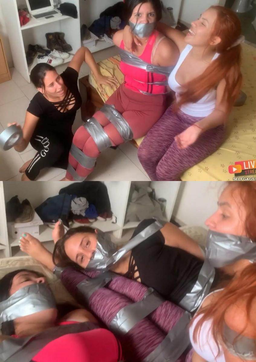 Silly Live Cam Girls Goes Duct Tape Bonanza! 当玛丽和莱卡主持现场摄像节目时，玛丽不知道有一位私人观众要求她被莱卡和他们共同的朋友科勒用胶带绑住并塞住嘴！女孩们很好地封住了玛丽的嘴，玛丽经历了愤怒、恐惧和悲伤的各种情绪，试图让她愚蠢的朋友们放过她。一旦玛丽被绑起来，塞住嘴，科勒又收到了一个请求，要求对莱卡做同样的事情，莱卡突然大吃一惊！<br><br><br><br>最后，包括科勒在内的三个摄像女孩最终都被绑在床上，塞住嘴，插科打诨，在床上接吻，挣扎，扭动，呻吟着，对着他们完美的胶带插科打趣！While Mary and Laika are hosting a live cam show, Mary had no idea about that one private viewer request for her to become duct tape bound and gagged by Laika and their mutual friend Khloe! The girls do a great job in taping up and gagging Mary who goes through a variety of emotions of being angry, scared, and sad in an attempt for her silly friends to let her go. And once Mary has become tied up and gagged tight, Khloe receives another request to do the very same thing to Laika who is then caught by sudden surprise!<br><br>In the end, all three cam girls including Khloe end up bound, gagged, gag talking and gag kissing on the bed, struggling, squirming, and moaning into their perfectly tight tape gags!
