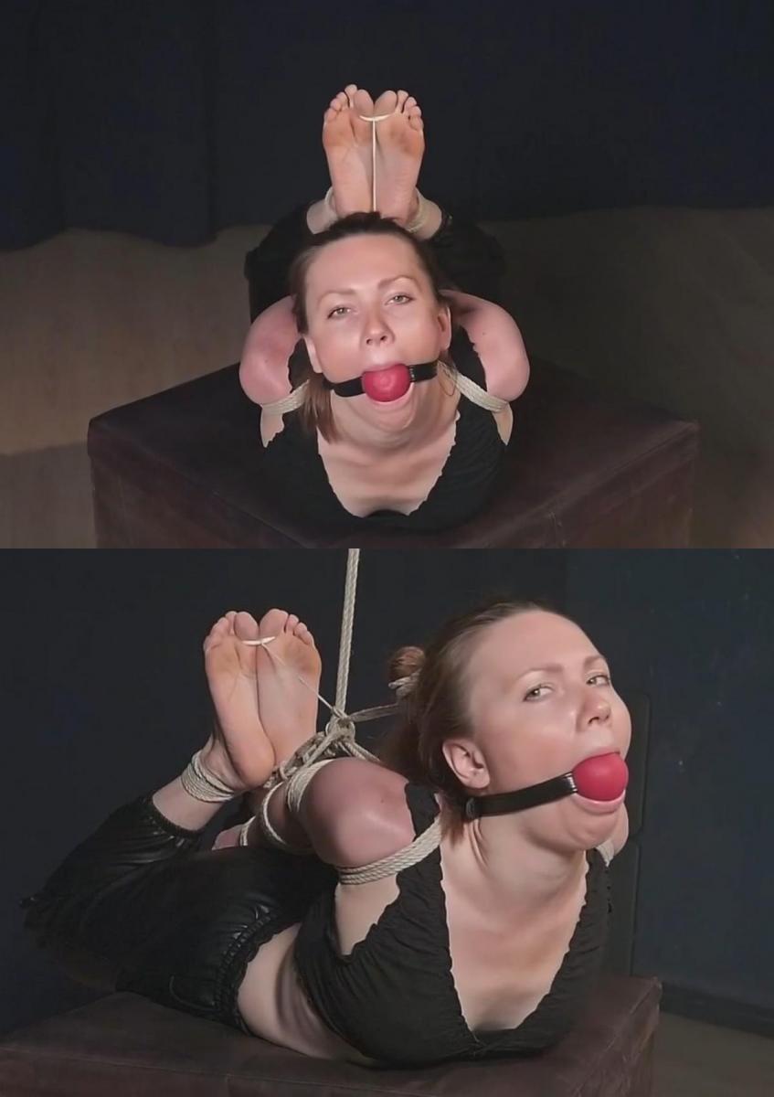 Dina - Tight barefoot hogtie (FULL HD MP4) 作者：John<br><br><br><br>在这段视频中，美女迪娜被绑在一条结实的系带中。<br><br>顺便说一句，她总是自己来找我们，这样束缚绳就可以把她从日常的喧嚣中拉出来一段时间。对迪娜来说，束缚就像冥想，她发现自己孤身一人，让自己什么都不想，放松下来，也可以休息一下，不再把控制权交给我信任的人。<br><br><br><br>她穿着黑色裤子，光着脚，嘴里叼着一个红色的大球。她的大脚趾和头发都绑着。她平静地躺在猪圈里，享受着它。<br><br>希望你也能喜欢这段视频！By John<br><br>In this video, the beauty Dina is tied up in a strong rope hogtie.<br>By the way, she always comes to us herself so that the bondage ropes can pull her out of the everyday hustle and bustle for a while. Bondage for Dina is like meditation, where she finds herself alone and allows herself to not think about anything and relax, as well as to take a break from handing over control to my trusted hands.<br><br>She is wearing black pants and is barefoot, with a big red ballgag in her mouth. Her big toes are tied, as well as her hair. She calmly lies in the hogtie and enjoys it.<br>Hope you will enjoy the clip too!