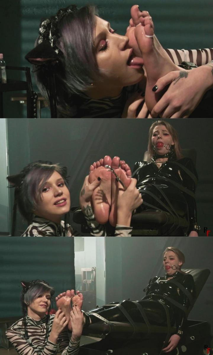 Astrid has fun with Vidana's feet (FULL HD MP4) 在这段视频中，Astrid和她的好朋友Vidana光着脚玩得很开心。赤脚的维达娜穿着紧身连衣裤和宽大的皮领，紧紧地绑在长椅上，她的大脚趾被捆着，她尽可能地没有防御能力和脆弱。阿斯特丽德要求我们制作这段视频，因为她对维达娜有很多抱怨，想惩罚她。当然，我们没有拒绝我们深爱的阿斯特丽德。因此，在这段半小时的视频中，阿斯特丽德用她想要的方式舔舐和挠她的朋友们的大脚，有时非常猛烈和咄咄逼人。维达娜所要做的就是通过阿斯特丽德刚开始放进嘴里的红色大笑话大笑和尖叫By John In this clip, Astrid has fun with the bare feet of her good friend Vidana. Barefoot Vidana is in a catsuit and wide leather collar, shes tightly secured on a bench, her big toes and tied and she is as defenseless and vulnerable as possible.Astrid asked us to make this clip as she has many complaints about Vidana and wants to punish her. Of course, we didnt refuse our beloved Astrid. So in this half an hour clip Astrid licks and tickles her friends big feet, sometimes very violently and aggressively, the way she wants it. All Vidana has to do is laugh and squeal through the big red ballgag that Astrid put into her mouth at the beginning.Astrid wanted to punish her friend properly, it had to be done as Astrid told us, to reset their relationship