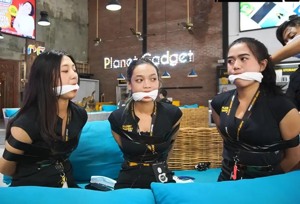 NGIKETNYA KENCENG BANGET!!! | ESCAPE CHALLENGE PART 3 这是一家来自印尼的叫“Planetgadget”的手机店的官方视频，说来也很好笑，本来这家手机店的过去一直都是发一些手机或电子产品的广告，本来没什么关注度的，播放量更是少得可怜，但不知哪天某个鬼才想出了让店里的客服小姐姐玩捆绑挣脱这样的骚操作，然后将她们的游戏上传到了网络上，这一“擦边球”的操作给他们带来了前所未有的流量，也给了这家店大量的客源。