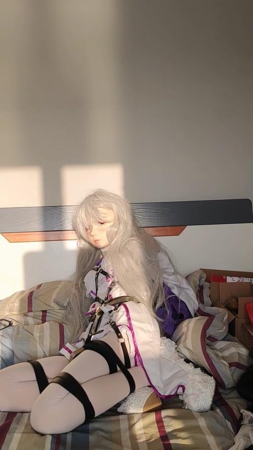 kig艾米莉亚白丝捆绑郊狼贞cao带[X_X] 艾米莉亚的cosplay kig头壳自缚，穿上恨天高，腿上再绑上郊狼点击器，电击贴片贴在了大腿内侧持续刺激，后面也cha入了电击g塞贞cao带，绑好之后电击 紧缚 [X_X]的感觉实在是太棒了<br>请忽略后面突发恶疾的跳舞片段<br>关于假发和自缚<br>别骂了别骂了，本人800度高度近视，带上头壳啥也看不见，加之没有同伴只能一个人完成，假发只能勉强带上去，调整位置什么的就别想了，自缚也只能选择一些比较简单的绑法（绑的技术也不是很好，在什么也看不见的情况下手臂自缚也只能选择伪自缚了，蕾姆