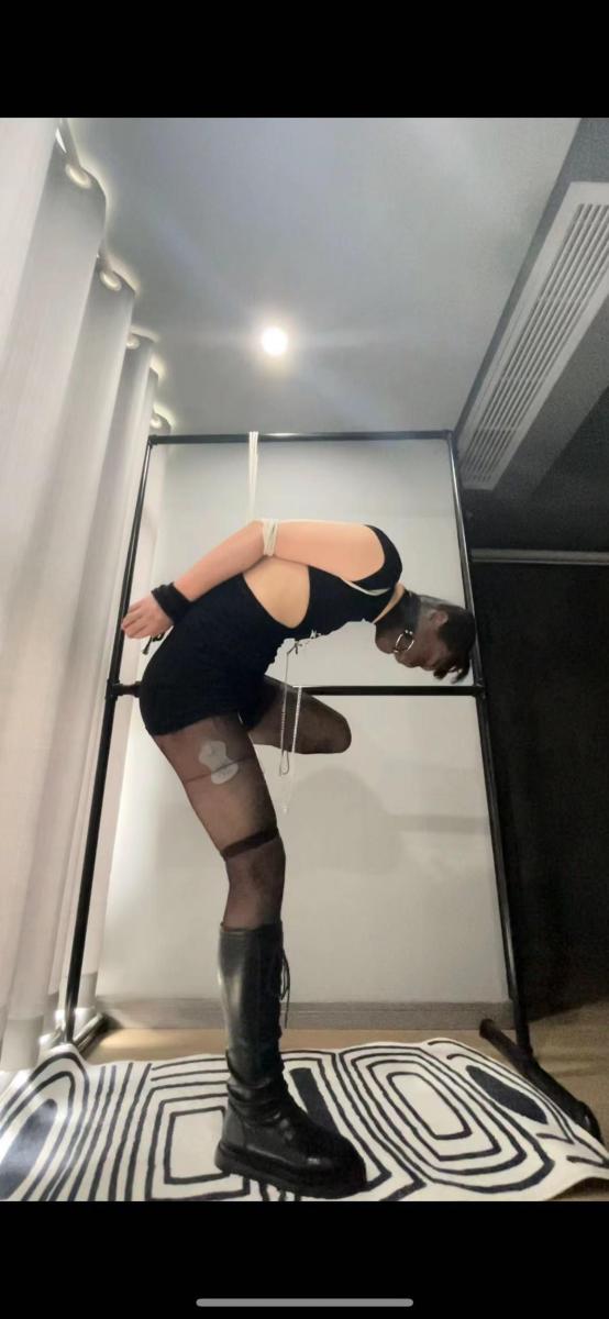 伪娘自缚包臀裙黑丝长靴单腿吊罚站超强电击 自己绑了个单腿吊，开始想穿高跟鞋的，后面怕电击的时候坚持不了，还是换了平底的靴子。结果还是被电的受不了，然后今天有弄了nu夹，实在是坚持不了一下。<br>后面下来的时候腿都麻了。