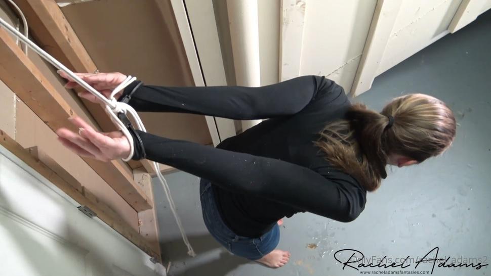barefoot burglar strappado and hogtied part 1 瑞秋闯进一所房子，脱下鞋子，以免被人听到。进入后不久，她被发现并被要求摘下口罩。她得到了一对铰链式袖口，可以戴在脚踝上，另一个戴在手腕上。然后，她得到了一个大的白色球的插科打诨。一旦所有这些都固定好了，她就不得不戴着紧身袖口跳成一圈。然后她被关进一个监狱，思考自己的罪行rachel breaks into a house and takes off her shoes as to not be heard. shortly upon entering she is found and made to take off her mask. she is given a pair of hinged cuffs to put on her ankles and another for her wrists. she is then given a large white ball gag to put in place. once all of these have been secured, she is made to hop in a circle in her tight cuffs. she is then put into a strappado to think about her crimes