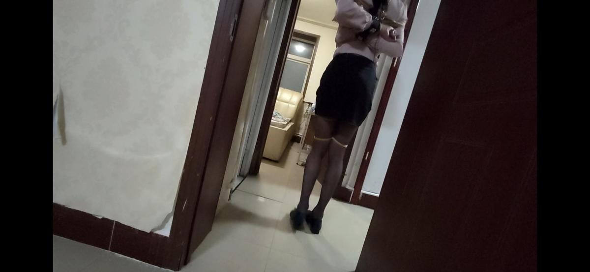 薇薇丝袜短裙日式自缚全过程伪娘 棘轮和自缚很配哦，自己网购了个棘轮，然后化好妆穿上美美的衣服开始自缚，很轻松就成功了配合着定时锁，不会自缚的伙伴可以学习一下便宜出喽。薇薇qq1251781327，工作室q3221079735