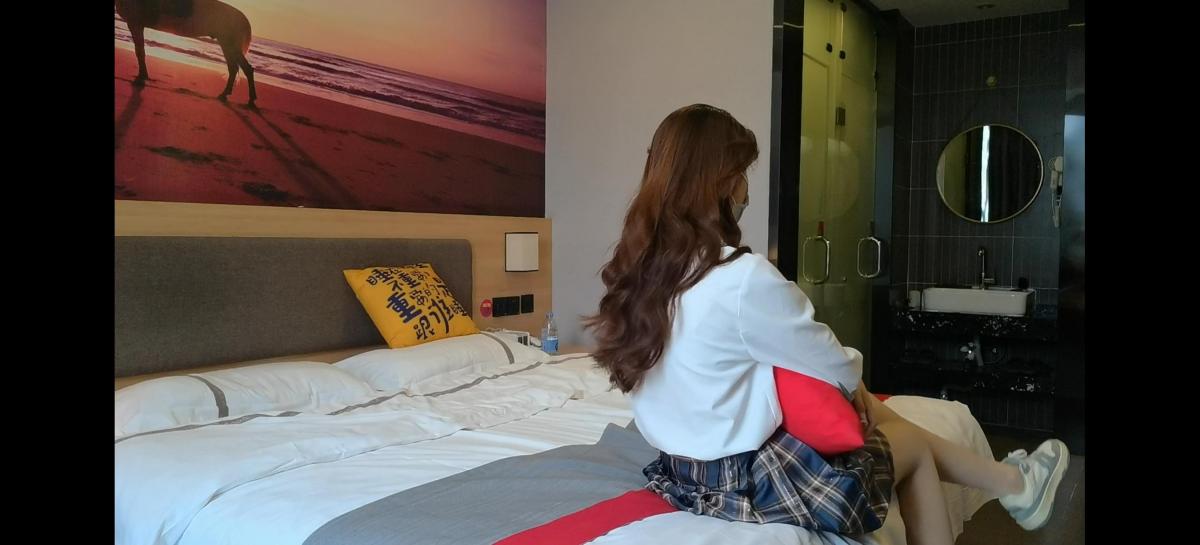 琳斓JK肉丝堵嘴 这是一位客户的肉丝堵嘴的定拍哦，话说回来琳斓小姐姐被肉丝塞满嘴巴意外的好玩呢，哼哼唧唧的声音让肥宅同学着实有些兴奋，也不知道以后有没有机会试试口球口枷什么的，甚至可以再去试试口水手机的玩法？如果有什么点子的话还请给位多多评论哦！<br>如有定拍需求联系QQ：3078316178