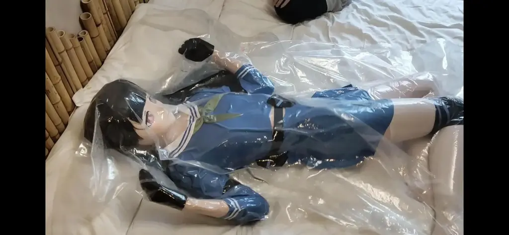 【芋子酱】kigurumi美游白丝连续真空袋拘束放置+绝顶 【头壳与脸部间有空隙，真空袋仅作拘束作用，有气阀，非常安全】<br>芋子酱主动钻进了真空袋体验放置，当空气抽干之后真空袋紧紧包裹着芋子的身体，在三次连续真空袋拘束play后筋疲力尽…
