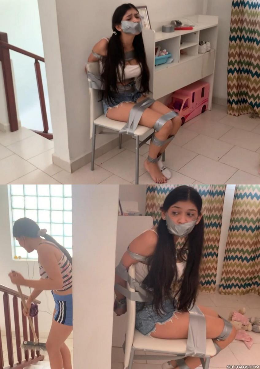 Duct Taped Babysitter Frustrated As Fuck: The Music-Listening Cleaning Girl Couldn't Hear Me Sc Duct Taped Babysitter Frustrated As Fuck: The Music-Listening Cleaning Girl Couldn't Hear Me Scream[X_X]Alexa是我们都希望拥有的保姆：她年轻可爱，有大[X_X]，还有一个很棒的屁股。一个真正的辣妹！但遗憾的是，Alexa对任何类型的捆绑游戏都不太满意。。。但谁在乎呢？<br><br><br><br>你抓住女孩玩你想玩的游戏，就这样，Alexa被限制在你房间的椅子上，她那肥胖的大嘴被胶带封住，睫毛膏被弄脏，顺着脸颊往下流！哦，现在她被捆起来塞住了嘴，现在只穿了一只袜子（你把那只放在哪里了？？）<br><br><br><br>Alexa感到沮丧，因为他妈的，咕哝着，尖叫着，在椅子上挣扎着，而清洁女孩Mary正带着音乐四处做清洁工作，听不到Alexa黏糊糊的挂毯发出的低沉的沮丧和尖叫！<br><br><br><br>但是，打扫卫生的女孩玛丽最终能听到声音并救出Alexa吗？还是她会把Alexa一个人留在家里？Alexa is the babysitter we all wished we had: She's young, cute, has big tits, and a great ass. A real hottie! But sadly, Alexa ain't too happy with tie-up games of any kind... But who cares right?<br><br>You grab the girl to play the game you want to play and just like that, Alexa is restrained to a chair in your room with her big fat mouth taped shut and her mascara smudged and running down her cheeks! Oh, and now that she's been tied up and gagged, she's only wearing one sock now (where'd you put the one???)<br><br>Alexa is frustrated as fuck, grunting, screaming, and struggling on that chair while the cleaning girl, Mary, is going around doing her cleaning duties with music in her ears, unable to hear the muffled frustrations and screeches that escapes Alexa's sticky tapegag!<br><br>But will Mary the cleaning girl finally be able to catch a sound and rescue Alexa or will she simply just leave Alexa alone in the house?