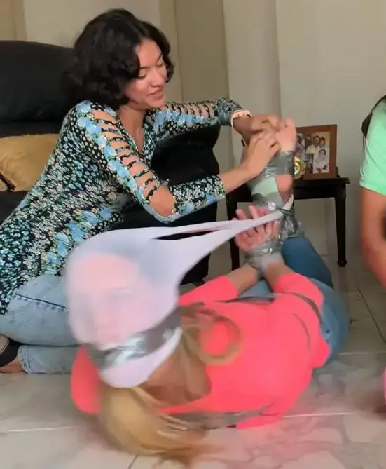 Sexy College Hottie Turned Piggy Girl By Bad Bitches! 性感的高个子大学女生科勒被捆绑双手，胶带被塞住，她被严格的监护人尤尔卡和玛丽护送进了一所房子，他们要把她变成他们的猪笼草连裤袜包裹的小猪女孩！Sexy tall college girl Khloe is hands-tied and duct tape gagged as she is escorted into a house by her strict takers, Yurca and Mary, who are going to turn her into their hogtied pantyhose encased piggy girl!