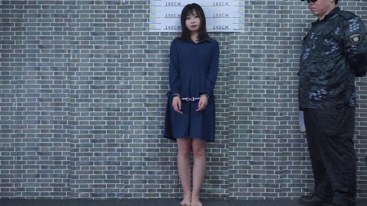 【结绳而治】刘诗颖赴刑 【结绳而治】刘诗颖赴刑<br>剧情：毐犯刘诗颖被抓捕，因罪行过重，她被上了重镣。在审问中发现狡辩没用的她，早已知晓了结局。在刑场上，她并未多做挣扎，从容地接受了结局。倒地后，她死不瞑目。<br>统一解压密码：jsez<br>联系方式：QQ1410377141