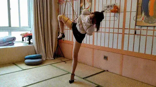 白领优优侧吊按摩 白领长腿美女优优，职业装侧身悬吊起来，提供强行按摩服务，最后还不想放下来，那就体验悬吊荡秋千，长时间捆绑悬吊。视频解压密码：chuxin  。<br>一绳所爱绳艺体验店面向全国爱好者开放，本店提供绳艺捆绑模特服务、体验女绳师捆绑服务、体验长时间囚禁服务、绳艺教学培训、绳艺交流会、场地出租、专业麻绳销售，原创视频套图销售、作品私人定制、模特原味丝袜出售等，另外本店招募同好合作伙伴。微信：351552501初心