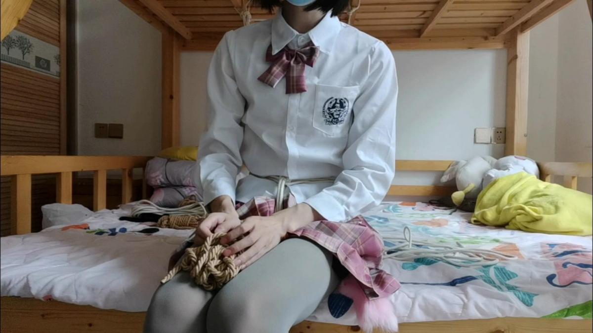 小璇的自缚-比较紧的驷马 哈喽，大家好⊙▽⊙。换了个房间玩绳子，最近想到了新玩法，利用双层床上面的床板挂的绳圈把驷马拉紧，只要躺下去这样整个身体就会被上面的绳子拉住，在动弹不得的情况可以好好享受小玩具啦(//∇//)。小璇的尾巴也好看唉，带上了后面有点莫名的[X_X]。这里是捆绑过程：前面先绑好了股绳，然后绑上大腿和双臂，准备工作完成后慢慢挪到绳圈下面，把股绳预留绳子穿过后面的绳圈和脚腕在回来打结，然后捆双臂绳子穿过前面的绳圈和脚腕再用多余的绳头做一个绳圈，收紧绳圈到双手勉强可以放进的程度，然后把绳圈绕过后面的股绳双手伸进去，这样再躺下就完成了。<br>ps：要是大家想和小璇聊聊天的话⊙▽⊙，这里有qq：3188690794。<br><br><br>