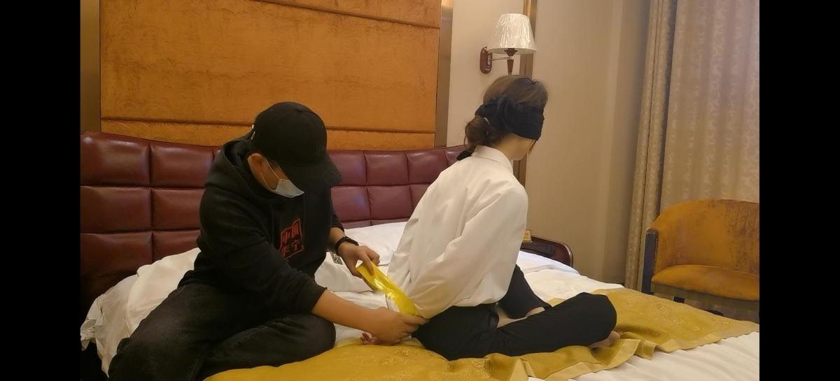 琳斓肉丝秘书装胶带挣扎 这次的琳斓小姐姐尝试了一下秘书装胶带挣扎，说实话琳斓小姐姐似乎任何风格的衣服都可以驾驭住？而且更适合御姐一点的衣服，反正这次的秘书装给肥宅同学看的懵了（好看的）。<br>如有定拍需求还请联系QQ：3078316178