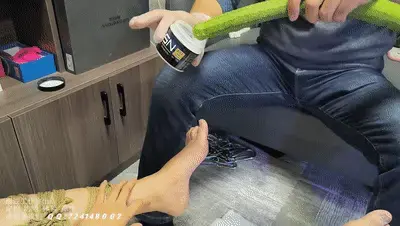 A038 爱吃胡萝卜的00后妹子 丝瓜 黄瓜 胡萝卜 内衣 捆绑 强G 失禁  【雨辰工作室】作品，A038 爱吃胡萝卜的00后妹子，丝瓜 黄瓜 胡萝卜 内衣 捆绑 强G 失禁。<br>哈哈哈，吃饭的时候闲聊，妹子说她爱吃蔬菜，我以为她怕长胖，特意让我加狗子给她做了蒜蓉丝瓜，凉拌黄瓜，胡萝卜炒青菜…… 狗子辛辛苦苦做的饭，结果人家妹子竟然没吃几口就饱了。我还以为是饭菜不可口，可是以我家狗子的厨艺，不应该啊！后来才知道，特么妹子说的是下面喜欢吃……，艹，今天给她安排上…… <br>------------------------------------------------------------------------------------------------------------------------------------------------------------<br>解压密码：ycgzs 第一次解压后，把文件后缀改为zip，同一密码二次解压后,文件后缀改为mp4即可，先下载到电脑或手机，再解压观看，切勿直接在线观看。容易被和谐。<br>【雨辰工作室】对圈内所有同好开放，欢迎前来约绳、体验；并提供定拍、原味服务，QQ：724148002 ，说明来意，非诚勿扰。