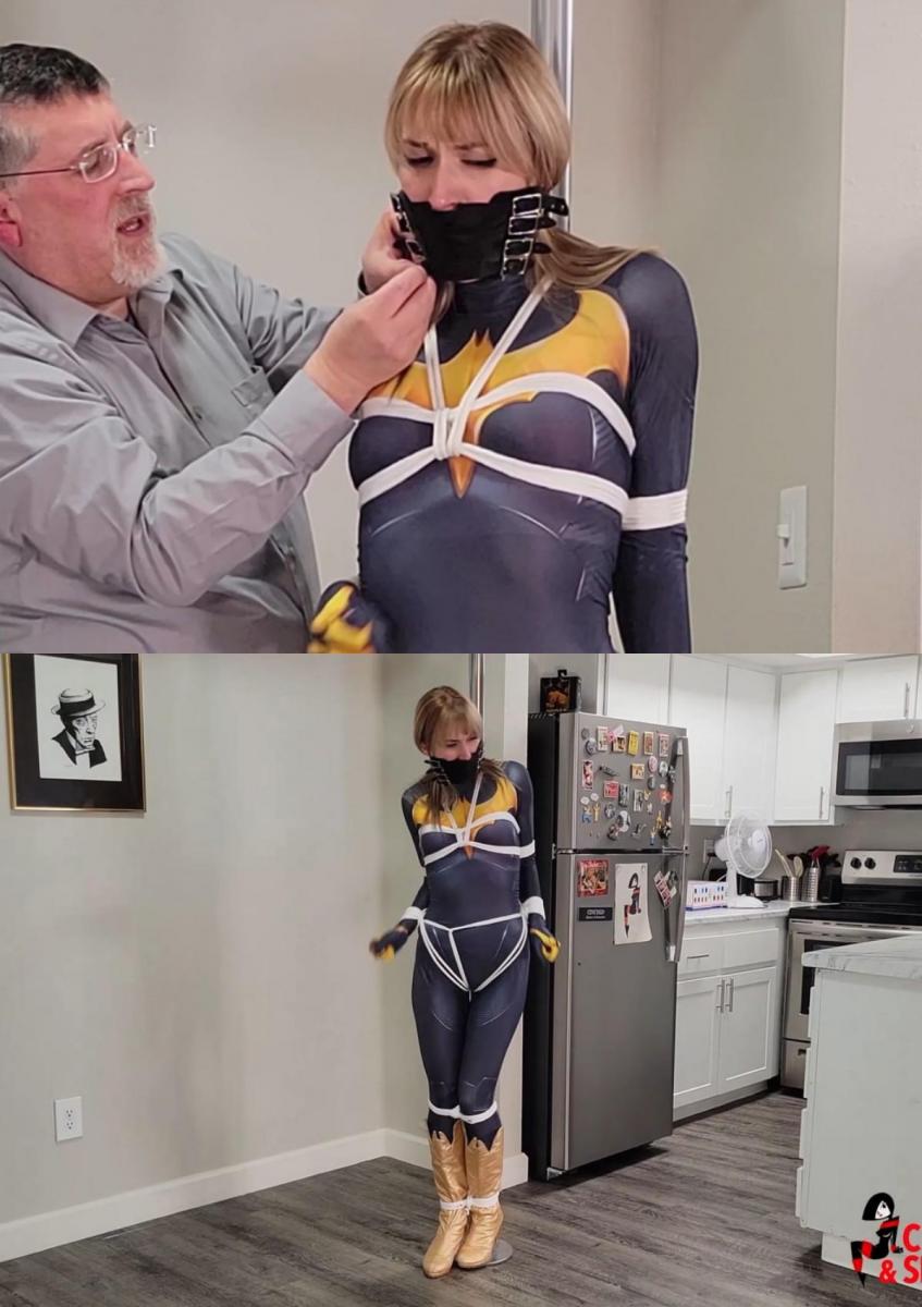  Cara Day - Batgirl Bound and Petrified (MP4 Format) 蝙蝠女孩这一次真的陷入了困境。在当地的一个漫画骗局中亮相后，她发现自己成了一个非常奇怪、非常书呆子的粉丝男孩的俘虏！他把蝙蝠女孩牢牢地绑在家里的一根杆子上，蝙蝠女孩很快发现她既无法挣脱也无法寻求帮助。当粉丝男孩回来时，他开始独白，解释他计划把她作为终极收藏品！他用一个八扣主教式的插科打诨狠狠地堵住了她的嘴，把她的声音压制成低沉的咕哝和呻吟。她像一只母老虎一样与绳索搏斗，知道时间对她不利。尽管她尽了最大的努力，但一想到粉丝男孩斜眼看着她束缚的身体，以及她紧身服装拥抱身体每一个曲线的方式，她就总是分心。更糟糕的是，这个邋遢的书呆子回来增加了更多的绳子，把她逃跑的机会减少到了零！终于到了蝙蝠女孩与命运相遇的时候了。粉丝男孩带着一种特殊的薄雾回来了，这种薄雾将她包裹在牢不可破的塑料中，将她变成一个冰冻的、石化的蝙蝠雕像！睁大眼睛，她爆发出最后一次疯狂的挣扎，薄雾包围了她，并迅速凝固，将她永远冻结在原位！！Batgirl is in a true fix this time. After making an appearance at a local comic con, she found herself the prisoner of a very strange, very nerdy fan boy! He had her securely bound to a pole in his home, and Batgirl quickly discovered she could neither break free or summon help. When the fan boy returned, he began to monologue, explaining his plan to keep her as the ultimate collectible! He gagged her savagely with an eight buckle bishop gag, muffling her voice into hushed grunts and moans. She fought like a tigress against the ropes, knowing time was against her. Try as she might, she was constantly distracted by the thought of the fan boy leering at her bound body and the way her skintight costume hugged every curve of her body. To make matters worse, the crummy nerd returned to add even more ropes, reducing her chances of escape to nothing! Finally, the time had come for Batgirl to meet her fate. The fan boy returned with a special mist that would encase her in unbreakable plastic, transforming her into a frozen, petrified Bat-Statue! Wide eyed, she burst forth with one last frenzied struggle as the mist encased her and quickly solidified, freezing her into position for all eternity!!