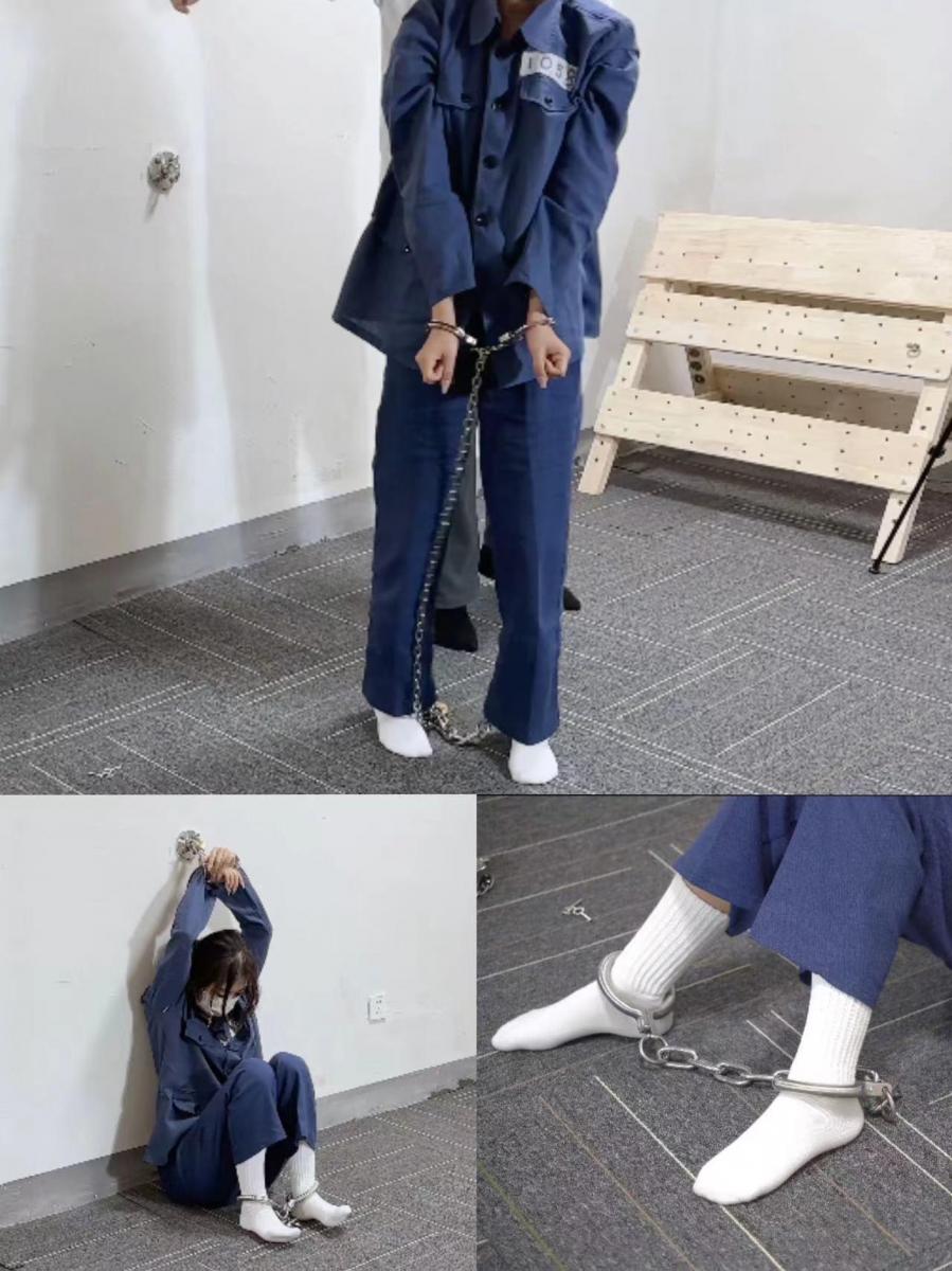 女囚戴死铐收拾杂物不力，被惩罚戴铐跪爬驷马 被判死刑的女囚换上铆钉钉上的死铐，收拾杂物，结果收拾的一塌糊涂，被管教惩罚跪爬一圈，镣铐驷马，最后锁到墙上，渡过这一天需要定拍的朋友可以妖狐发后台私信沟通一下你的大概想法，有兴趣的女绳模可以私信留下QQ，想定拍的朋友也可以提供服装和道具以便于视频拍摄，大家想看的内容，或者有好的想法都可以后台私信，能拍的都会给大家拍，最后感谢大家支持<br>解压密码：<span style='color:#b0b0b0;'>[隐藏文字，购买后可见]</span> 解压两次后改文件后缀为mp4食用