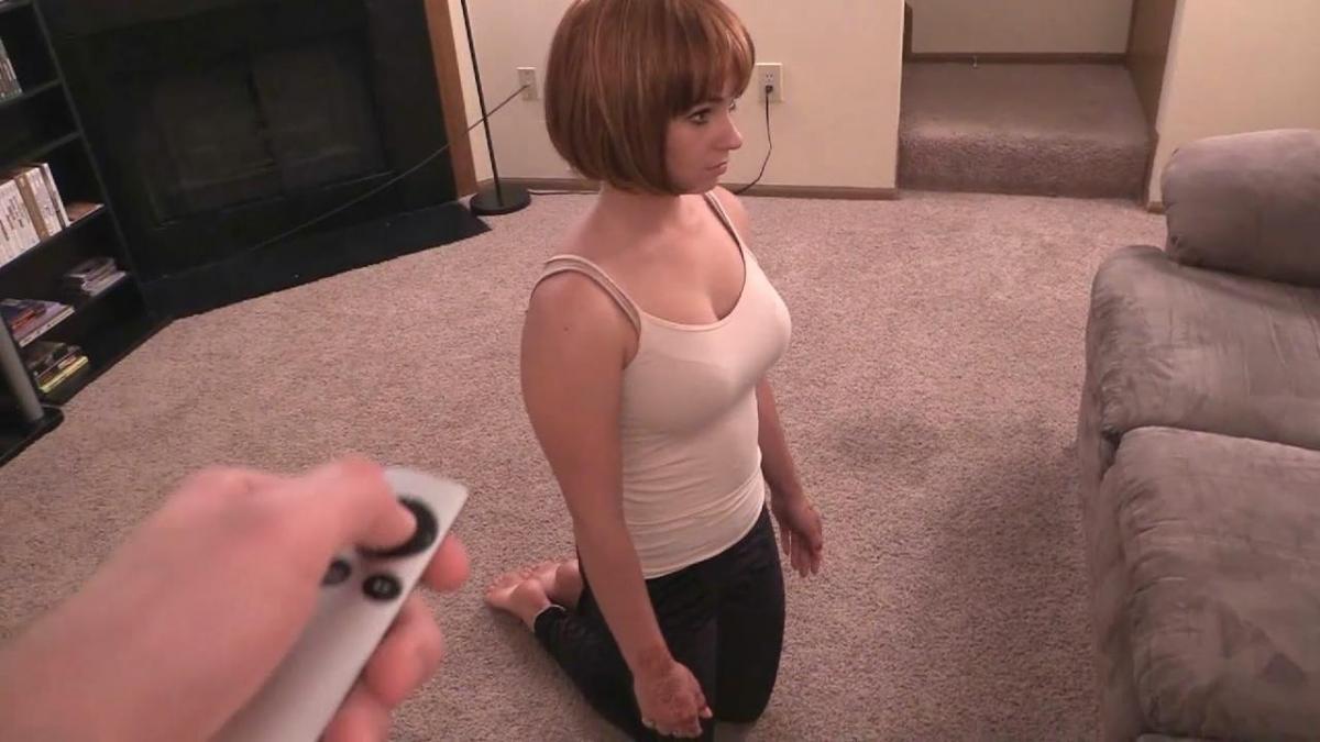 Girls Gone Hypnotized Universal Remote 4 被催眠的女孩 催眠剧情<br>Lily's boyfriend transforms her into an obedient robot using the Universal Remote. By simply pointing the remote at her and pressing a button, Lily's appearance and behavior are instantly changed. Lily's personality is deleted and replace with only a strong desire to please and follow commands.