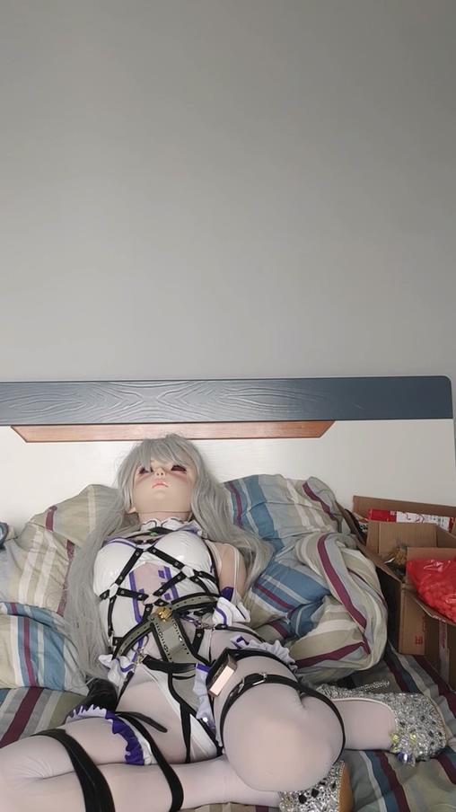kig艾米莉亚兔女郎白丝捆绑郊狼贞cao带睡觉呼吸kon制 艾米莉亚兔女郎的cosplay kig头壳自缚，穿上恨天高，腿上再绑上郊狼点击器，电击贴片贴在了大腿内侧持续刺激，后面也cha入了电击g塞贞cao带，绑好之后电击 紧缚 [X_X]的感觉实在是太棒了<br>关于假发和自缚<br>别骂了别骂了，本人800度高度近视，带上头壳啥也看不见，加之没有同伴只能一个人完成，假发只能勉强带上去，调整位置什么的就别想了，自缚也只能选择一些比较简单的绑法（绑的技术也不是很好，在什么也看不见的情况下手臂自缚也只能选择伪自缚了，蕾姆