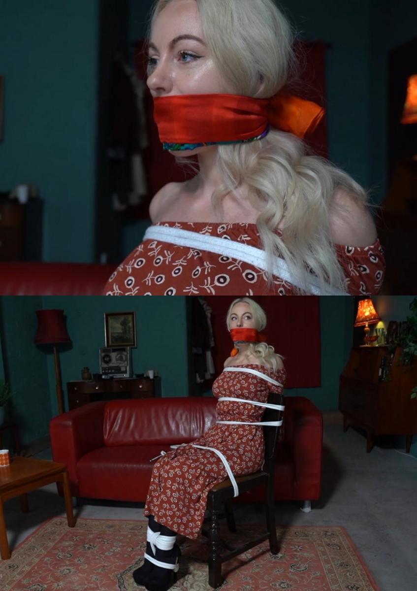 2184 Chloe in Hide the Jewels 克洛伊偷了一些珠宝，需要把它们藏起来。她还需要假装自己被抢劫了。她试图把自己绑起来，但就是不起作用。最好打电话给强尼，让他打领带。他能做到吗？Chloe has snaffled some jewels and needs to hide them. She also needs to pretend she's been robbed. She tries to tie herself up, but it just doesn't work. Better call Johnny and get him to do the tying. Can he do it?