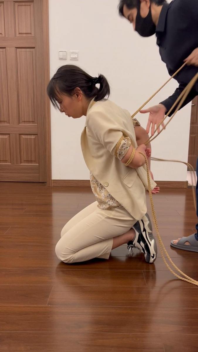 【妻奴麦子定拍】麦子被抓，原来不招，被鞭子抽打，闪耳光，绑柱子鞭打，带鼻勾，最后还是招了 麦子被抓，原来不招，被鞭子抽打，闪耳光，绑柱子鞭打，带鼻勾，最后还是招了。换好衣服，吃了最后的一顿饭，执行。<br>网盘资源为2K和4K，请大家根据情况下载<br>解压密码：softkb,解压后修改扩展名rar，再次解压即可。<br>Qq：2716870964(请注明来意)<br>Twitter：@xinhaizhang5