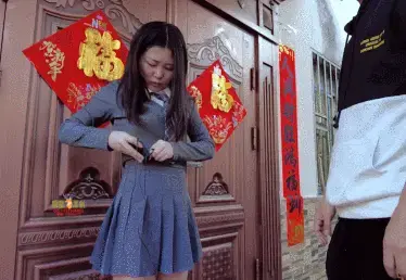 【晓鹿绳艺】【灵魂公交车】出道既巅峰，当欲望被激发需要强行压住的时候，这次搭乘上了一趟有灵魂有自己思想的公交车,来一场公交车邂逅记 内容简介]:这是一趟有灵魂，有自己思想的公交车，当在众人面前欲望被彻底激发后又不能尽情的释放，只能强压的时候，这种感觉无不让人沉迷于之中，这种感觉真的会上瘾，有过一次就会想有第二次，这种感觉只能意会不能言传。。我已经沉迷于其中无法自拔！！<br><br><br>工作室联系QQ：1462308882  欢迎大家一起交流，拒绝任何骚扰色情话题，感谢<br>片长：28分钟 清晰度：1080 文件大小：1.5GB<br>有喜欢我作品的可以找我订拍哦<br>解压密码：qq1462308882