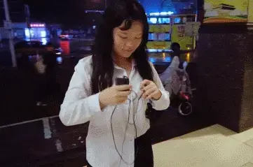 【晓鹿绳艺】【同事风波】今天逛商城出来偶遇同事躲雨，闲着也是闲着，拉着同事来体验一下第一次带口球第一次捆绑的刺激 [内容简介]:今天逛商城出来偶遇同事躲雨，闲着也是闲着，道具绳子我可是随身携带的，任何可利用的机会都不能错过，于是拉着同事来体验一下第一次带口球第一次捆绑的刺激<br><br><br>工作室联系QQ：1462308882  欢迎大家一起交流，拒绝任何骚扰色情话题，感谢<br>片长：17分钟 清晰度：1080 文件大小：1GB<br>有喜欢我作品的可以找我订拍哦<br>解压密码：qq1462308882