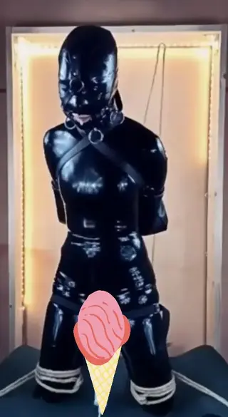 乳胶女孩被束缚着堵嘴和蒙住眼睛，[X_X]到振动器 English: Latex Doll In Bondage Gagged And Blindfolded orgasm's and drools to vibrator<br><br>Chinese: 乳胶女孩被束缚着堵嘴和蒙住眼睛，[X_X]到振动器