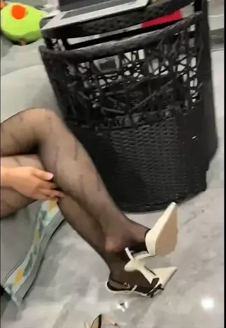 清清OL 清清老师穿着职业套装戴着黑色口罩，穿着黑色巴黎世家丝袜和高跟鞋，在10分钟的时间带你领略职业女性的成熟美，中间有换鞋的视频，喜欢丝袜的同好不要错过啊。