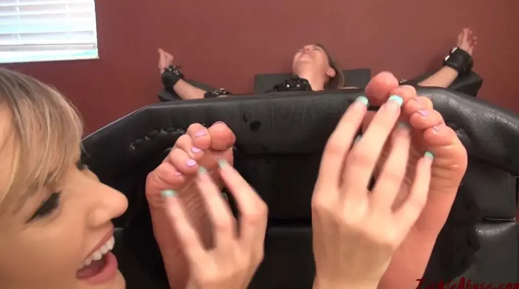 Lay Off The Feet 放弃脚步<br> <br>芮根正在和斯嘉丽-哈特聊天，她已经很多年没有来过了，只是想确保作为她的搔痒者，她不会在她不想被搔痒的地方搔痒，这当然是个谎言 芮根只是想确保她在最好的位置上得到她，在这种情况下，她的脚。<br><br>Lay Off The Feet<br> <br>Regan is chatting with Scarlet Hart, she hasn't been around in years, and just want to make sure that as her tickler, she doesn't tickle her anywhere she doesn't want to be tickled which of course is a lie! Regan just wants to make sure she gets her in the best spots and in this case her feet. <br><br>