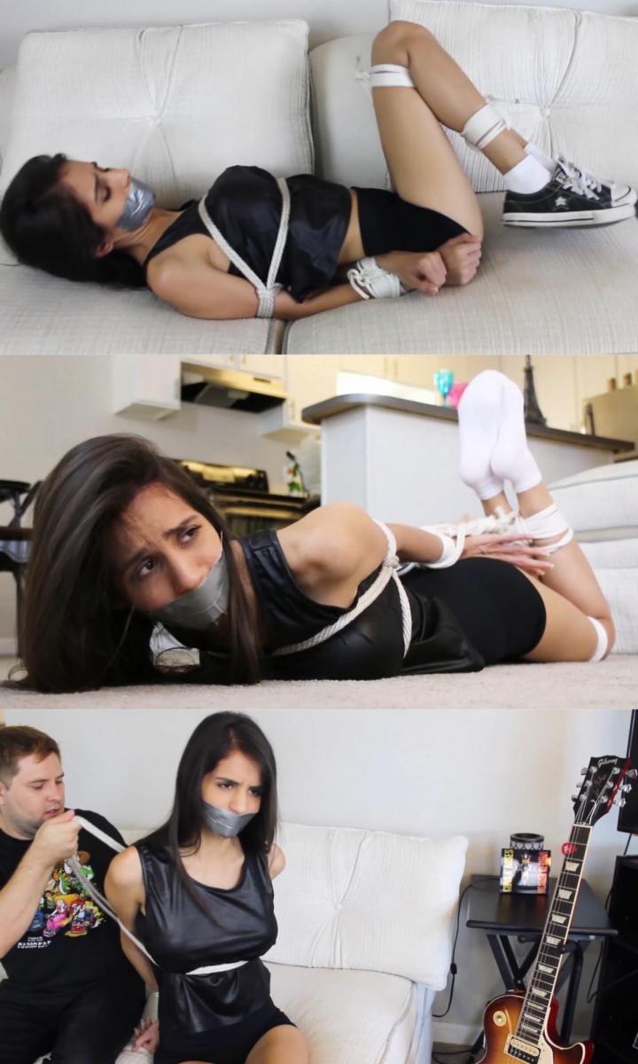  Sexy jogger Elsa del Rey gets tied and gagged during a home invasion! Elsa del Rey正准备像每天早上一样跑步，她穿着慢跑服，但突然被人从后面抓住，一只手捂住嘴阻止她尖叫，一个窃贼闯入了她的家！坏人用胶带堵住艾尔莎的嘴，这样她就可以保持安静，而他把她的手绑在背后，然后绑她的腿和身体。坏人在寻找金钱和贵重物品时离开了艾尔莎，艾尔莎挣扎着试图挣脱，但绳子太紧，她跳到门口，但坏人在她打开前门之前抓住了她。这个坏蛋把艾尔莎放在地板上并霸占了她，现在她逃不掉了！Elsa del Rey is getting ready to run a little bit as she does every morning, she's wearing her jogger outfit, but suddenly she's grabbed from behind and a hand covers her mouth preventing her to scream, a burglar has broken into her home! The bad guy gags Elsa with duct tape so she'll stay quiet while he ties her hands behind her back, then ties her legs and body. The bad guy leaves Elsa while he looks for money and valuables, Elsa struggles and tries to get free but ropes are too tight so she jumps to the door, but the bad guy catches her before she can open the front door. The bad hombre puts Elsa on the floor and hogties her, now she can't escape!