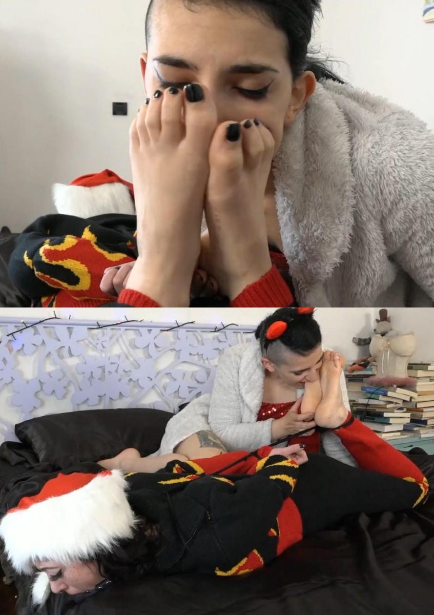 Too passionate about feet #30 伊芙说服莉莉·K尝试一些新的东西…这将是她的圣诞礼物！于是，女孩双手被绑在背后，嘴里塞着一个呕吐物，完全掌握在伊芙手中，伊芙将开始崇拜她的脚，用手指舔得很好，并沿着鞋底滑动舌头。伊芙还会挠她朋友的脚，最终会给她留下一份小礼物，因为她表现得很好。Eve convinces Lily K to try something new… it will be her Christmas present! The girl is thus tied with her hands behind her back, a gag stuck in her mouth and completely in the hands of Eve who will begin to worship her feet, licking well between her fingers and sliding her tongue along the sole. Eve will also tickle her friend's feet and eventually leave her a small gift for being so good.