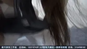 【佳怡工作室】【佳怡】冷艳职业装小皮裙自缚驷马铐➕D塞➕唾液满屋飞➕8字铐➕眼罩 【佳怡工作室】定拍视频QQ：1003187439 或者3451471253 【佳怡】<br>【出原味妹子】【佳怡】可以和妹子本人直接交流<br>【音频小说定制】也是找上面的妹子们<br>【其他业务】约绑攻略有售以及本工作室正式启动会员优惠折扣方案，请有兴趣的同好加客服妹子Q：3104988182<br>【赞助方案】69赞助最少赠送10部视频，98赞助最少赠送20部视频，198赞助最少赠送50部视频，价格相当优惠~今天姐独自美丽，美美的我美美的心情，我满怀喜悦的拿出镣铐想要自己玩玩儿～吃奶的劲都拿出来了我居然还铐不了？！喂，过来帮我一下。“怎么了？”，新月问。“你帮我铐住。”月老狗一脸猥琐的说：你叫我铐我就铐。嘴上这样说，心里肯定在打什么坏主意，这个老家伙。磨磨唧唧的，我真受不了他，我威胁着他把我铐上。我慢慢塞入D塞，九厘米的塞子被我全部塞入，我一直犯恶心……但我没放弃，我嘴里鼓囊囊的，看着十分性感可爱，妹妹都爱看，更何况男人，那个男人不喜欢呢。塞好之后开始把手铐住，接着用8字铐把我的脚铐住，再从手脚中间用镣铐连上，可恶的月老狗出其不意，把手铐锁的十分紧……我感觉我的手好痛感觉要duan了，我扭动着身体，我挣扎着，可是真的好痛，眼泪不自觉的在打转。钥匙，钥匙在这。我费尽全力侧身弓着身体，拼命把手伸出去，可我无论怎么努力，我都不能拿起钥匙……这大概就是世界上最远的距离。在我绝望的时时候看到了黎明的曙光却触不可及。揭开之后我一定不放过该si的月老狗，居然下手这么狠。怎么办怎么办，口水一直流个不停，就在我下巴下，好臭的唾液，我快被熏晕过去了……受不了了，yue，真的要吐了。