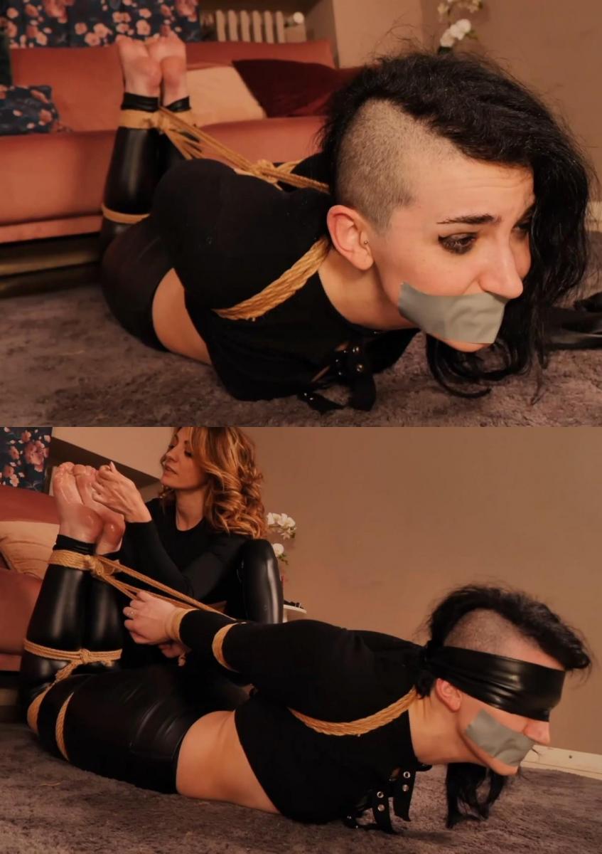 Alba &amp; Camelia - The Spies MP4 1080p (FULL HD) 这是一个自定义剪辑！Alba和Camelia可用于自定义剪辑！<br><br>Camelia和Alba是间谍。Camelia闯入Alba的家中将其抓获，不幸的是，Alba早就料到了…。阿尔巴很快就制服了卡梅莉娅，她开始了她的乐趣…卡梅莉亚被绑在猪圈里，蒙着眼睛，塞住嘴，已经赤脚了。经过一番挣扎，阿尔巴带着一根小绳子来了，她绑住了他的脚趾，开始挠Camelia的脚，什么也没说。<br><br><br><br>5分钟后，阿尔巴撤掉插科打诨，问她为谁工作。Camelia拒绝了，Alba又开始挠她的脚，并堵住了间谍的嘴。<br><br><br><br>10分钟后，阿尔巴开始感到无聊，去拿挠痒痒工具和婴儿油。阿尔巴把它涂在脚上，用她带来的所有工具挠她15分钟。Camelia会说话吗…？This is a custom clip! Alba and Camelia are available for custom clips! <br>Camelia and Alba are spies. Camelia breaks into Alba’s home to capture her, unfortunately for her Alba was expecting it…. Alba overpowers Camelia soon and she starts her fun… Camelia is tied up in hogtied, blindfolded and gagged, already barefoot. After some struggling, Alba arrives, with a small rope, she ties his toes and she starts tickling Camelia’s feet, without saying anything. <br><br>After 5 min Alba removes the gag and asks her who she works for. Camelia refuses and Alba starts tickling her feet again and gags the spies. <br><br>After 10 min Alba starts to get bored and go get tickle tools and baby oil. Alba applies it to her feet and tickle her with all the tools she brought for 15 minutes. Will Camelia speaks…? 