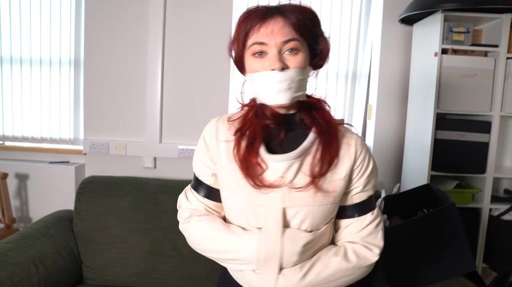 3010 Alexis in Nurses Wicked Experience 亚历克西斯带着一个袋子下班回来。包里有一整套约束装置，包括一件紧身衣。Amber开始穿上紧身裤的制服，很快就把胳膊伸进夹克里。它啪的一声关上了！Amber很喜欢它，躺下来享受夹克的感觉。突然门开了，主管找到了她，把她完全放进夹克里，用微泡沫堵住她的嘴，让她为自己的“柔软”房间做好准备。Alexis returns from work with a bag. In the bag is a full set of restraints including a straitjacket. Amber starts putting on the uniform of tights and soon puts her arms into the jacket. It snaps shut! Amber loves it, and lays back to enjoy the feeling of the jacket. Suddenly the door opens and the supervisor finds her and puts her fully into the jacket and gags her with microfoam and gets her ready for her 'soft' room.