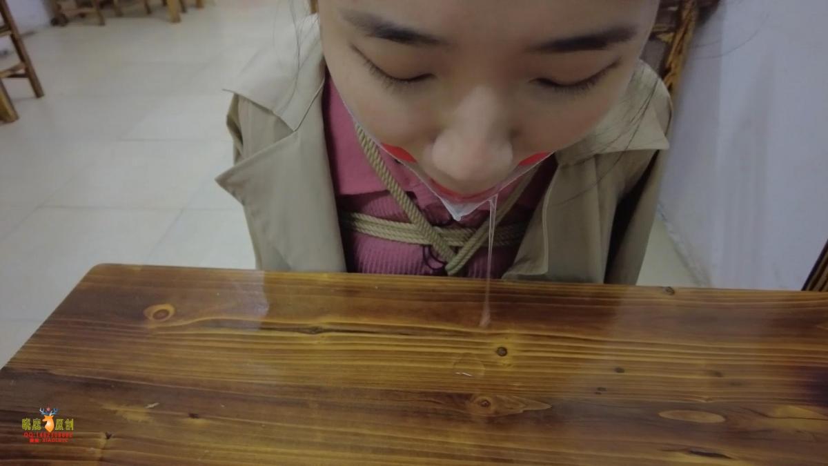 【晓鹿绳艺】【烧烤店游记】第一次体验选择晚上人少出来试试胆，没想到中途饿了想吃宵夜，被老板嫌弃的眼神以及娴熟的解绳技巧折服了 [内容简介]:第一次体验捆绑，还是溜街多少都有点胆怯，特意选择了晚上人少一点，中途肚子感觉有点饿于是选择了路边一家宵夜摊准备撸点烧烤，烧烤店新任务就是找老板解开口球解开绳子，一开始老板一脸的嫌弃，最后老板娴熟的解绳手法把我惊到了，哈哈，老板是个潜力股啊！！！<br><br><br>工作室联系QQ：1462308882  欢迎大家一起交流，拒绝任何骚扰色情话题，感谢<br>片长：24分钟 清晰度：1080 文件大小：1.5GB<br>有喜欢我作品的可以找我订拍哦<br>解压密码：qq1462308882