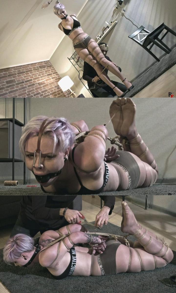  Astrid in John's hands Part 1 - Strict hogtie in tights and nose hook (FULL HD MP4) 应要求，甜心阿斯特丽德穿着连衣裙、透明紧身裤和高跟鞋回家。突然，她被一个戴着面具的装配工抓住了。他命令她脱衣服，只让她穿胸罩、紧身裤和鞋子，然后把它们脱掉。装配工毫不留情，用一个黑色的大球塞住Astrid的嘴，然后把她坐在椅子上，用细麻绳把她的手和肘部绑得尽可能紧。他使她的手腕交叉。之后，他把她的腿绑紧，绳子扎进了阿斯特里德的皮肤。之后，约翰把绑好的可爱的阿斯特里德放在地板上，在她的鼻子上加了一个鼻钩，并把她绑成一个严格的系带。他还把她的大脚趾紧紧地绑在她的软管上，并把它们连接到她绑好的肘部。一旦准备好了系带，装配工就离开了，让阿斯特丽德被绑住了，塞住了嘴，孤立无援。她呻吟着，害怕着，试图反抗绳索，但无济于事。后来，约翰回来了，带上了心上人。显然，阿斯特丽德将度过一个非常有趣的夜晚。继续。。。享受 Made by request Sweetheart Astrid returns home wearing a dress, sheer tights, and heels. Suddenly shes captured by a rigger in a mask. He orders her to undress, leaving her only in a bra, tights, and shoes, which he then removes. The rigger is relentless, gagging Astrid with a big black ball gag, then seating her on a chair and tying her hands and elbows tightly as possible with thin hemp rope. He makes her wrists crossed. Afterward, he ties her legs tightly, so the rope digs into Astrids skin.After that, John puts the bound cutie Astrid on the floor and adds a nose hook up her nose, and ties her into a strict hogtie. He also binds her big toes tightly right over her hoses and connects them to her tied elbows.Once the hogtie is ready, the rigger leaves, leaving Astrid bound, gagged, and helpless. She moans, scared, and tries to resist the ropes, but to no avail.Later, John returns and takes the sweetheart with him. Apparently, Astrid is going to have a very interesting evening. To be continued... Enjoy