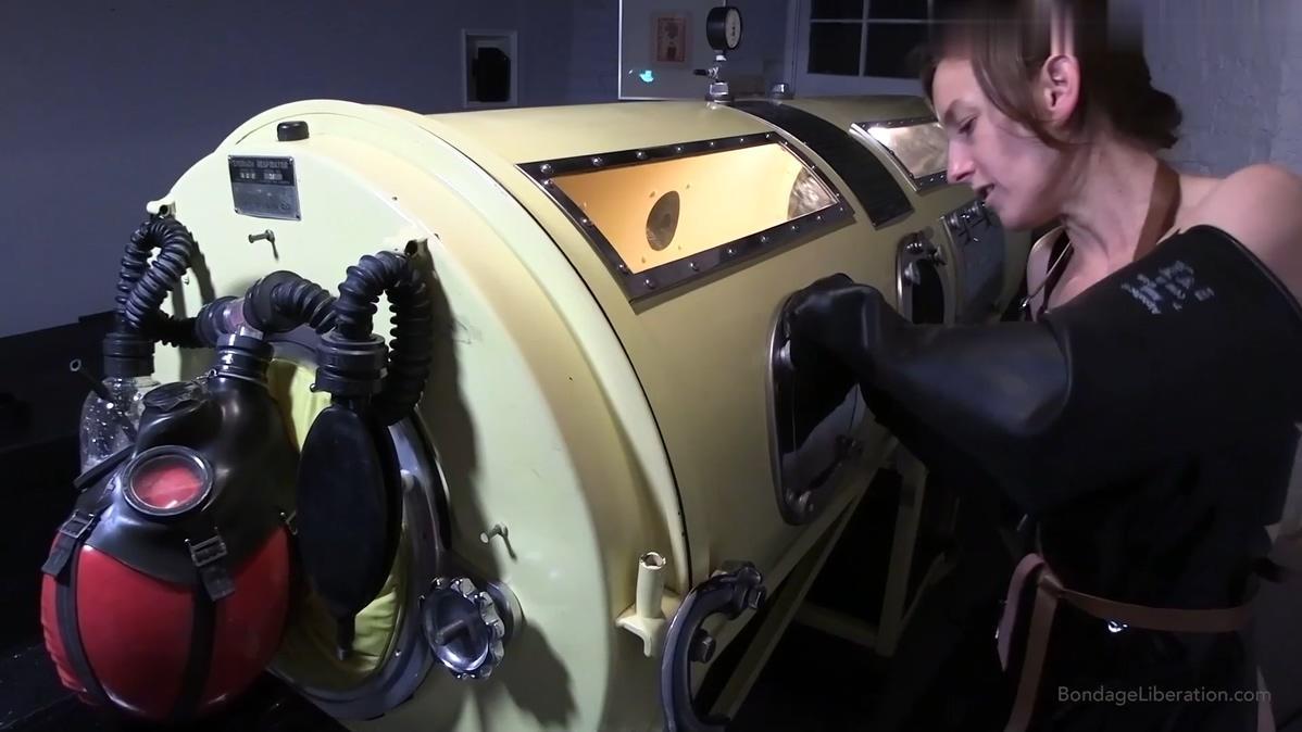 Iron Lung: Vacuum Sack - Heavy and Elise Graves - Heavy is sucked into a thin, rubber sack and lock Iron Lung: Vacuum Sack - Heavy and Elise Graves - Heavy is sucked into a thin, rubber sack and locked into an IRON LUNG machine!我对老式医疗设备非常感兴趣，对铁肺非常着迷。尽管有早期版本的铁肺，但在1931年，爱默生开发了最常用的设计，即本视频中显示的模型。铁肺利用圆柱体末端的大隔膜产生的负压，使患者的胸部和腹部扩张，通过圆柱体外部患者暴露的鼻子和嘴巴将空气吸入肺部。现代呼吸机（你可能在很多其他视频中看到我在玩）使用正压，这意味着它将空气吹进肺部。铁肺的整个美学对我来说非常令人兴奋——闪亮的铬片、复古的医用黄色油漆、将身体滚动到这个停尸房冷冻式设备中，当然还有呼吸的控制。这就是为什么我走遍全国玩这个设备的原因！在这段视频中，我帮助Heavy进入一个紧身的红色乳胶真空袋，然后将他们的身体滑入铁肺。我希望能够透过袋子看到他们胸部的起伏。铁肺两侧有几个气密口，护士可以在不失去压力的情况下进入肺内。当他们专注于呼吸时，我用这些端口摸索和刺激Heavy。在Heavy适应了机器的节奏后，我在吸气口加了一个防毒面具、一个起泡瓶，在呼气口加了个小呼吸袋，这样我就可以根据机器电机的节奏充分监测每一次吸气和呼气。欢迎来到铁肺！我爱上了它，希望你喜欢！Having a huge interest in vintage medical devices, I am completely fascinated with the Iron Lung. Although there were earlier versions of the Iron lung, in 1931 Emerson developed the most commonly used design, which is the model shown in this video. Using negative pressure created by a large diaphragm at the end of the cylinder, the iron lung causes the patient’s chest and abdomen to expand, drawing air into the lungs through the patient’s exposed nose and mouth on the outside of the cylinder. Modern ventilators (that you may have seen me playing with in many other videos), use positive pressure, meaning that it blows air into the lungs. The whole aesthetic of the iron lung is extremely exciting to me - the shiny chrome pieces, the vintage medical yellow paint, the rolling of the body into this morgue freezer-type device, and of course, the control of the breath. That is why I traveled across the country to play with this device! In this video, I help Heavy into a skin-tight red latex vac bag before sliding their body into the iron lung. I wanted to be able to see the rise and fall of their chest through the sack. The iron lung has several air-tight ports on the sides that allow for a nurse to reach inside without losing pressure. I used these ports to grope and stimulate Heavy while they focused on their breathing. After Heavy was settled into the rhythm of the machine, I added a gas mask, bubbler bottle to the inhale port and a small breathing bag to the exhale port so I could fully monitor every inhale and exhale in conjunction to the rhythm of the machine’s motor. Welcome to the Iron Lung! I fell in love with it, and I hope you enjoy!