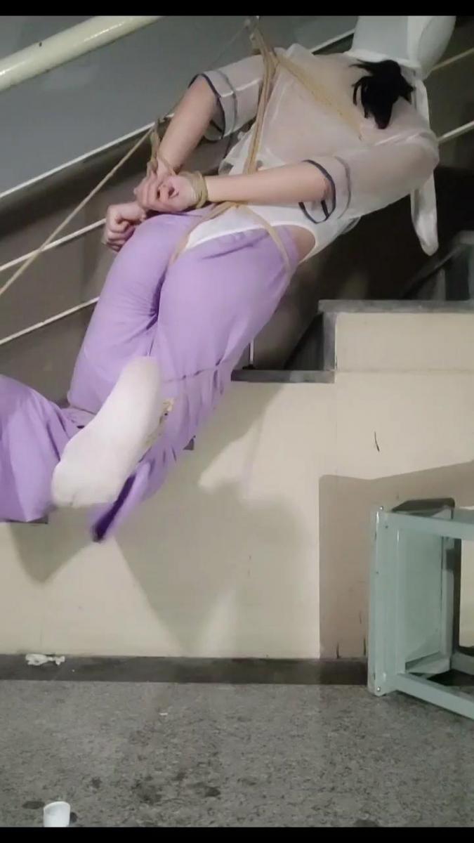 【伪娘小鱼】楼道折磨，带锁挣扎，痛苦吊缚，事后浑身红肿，最后的社死挑战。 第三次但也是最后一次楼道捆绑了，太危险，小鱼退缩了。因为这次事后发现拐角有个人蹲着在抽烟……一墙之隔，两三米的距离，当时四肢百骸一股凉气冲了出来，差一点就被逮了，还好因为带着锁没法解决，要是在楼道叫出来被他听到，可以宣布走好了。<br><br>当时我走路还一瘸一瘸的（体力透支➕戴着g塞），衣服也没有整理利索，希望他没看清我脚上穿着的其实是丝袜吧……<br><br>还有就是因为这次的捆绑太伤身，捆绑过程中的姿势非常累而且勒，尝试用膝盖借力的代价就是大腿以下全部肿起来了，现在已经两天了，胳膊上的绳痕和脚踝上的绳痕只是变黑，但毫无消散的痕迹……夏天到了，这两天我却只能穿着长衫，欲哭无泪啊！