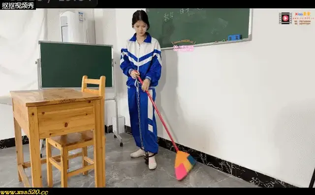 订拍转公映（xiao素素）戴镣侤的值日生 今天轮到佳佳值日，清纯的小丫头竟然在教室里戴着镣铐。。。<br>☆☆☆☆☆☆☆☆☆☆☆☆☆☆☆☆☆☆☆☆☆☆☆<br>解压密码：<span style='color:#b0b0b0;'>[隐藏文字，购买后可见]</span><br>网盘下载：高清1080P<br>压缩格式：.7z<br>请勿在线解压，请下载至本地后解压观看，谢谢支持<br>☆☆☆☆☆☆☆☆☆☆☆☆☆☆☆☆☆☆☆☆☆☆☆<br>订拍联系qq：1487615606 1184471384<br>☆☆☆☆☆☆☆☆☆☆☆☆☆☆☆☆☆☆☆☆☆☆☆