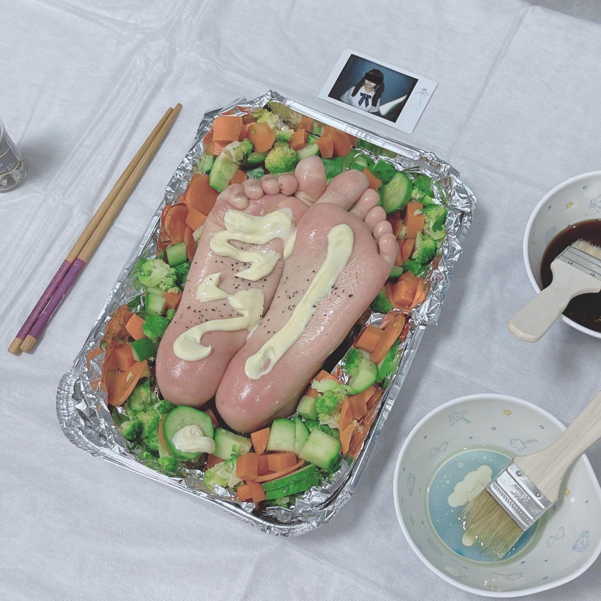 【咕咕0614】茶茶足盒2-食品级玉足の足底料理宴，欢迎品尝~ 您好，欢迎光临足底料理，本店致力于让客人们品尝到美少女的可爱足底，带来多重感官享受~<br>今天的主菜是萝莉型的足底，菜品的原材料是茶茶，是学生哦~照片也已经贴在餐桌上了哦，请随意欣赏~<br>为了保证最棒的用餐体验，本店采用最新的保险技术，顾客您看，这双足底是鲜活的哦（戳），无论你做什么 ，足底的主人都会100%感受到呢！<br>那么不打扰您用餐了，祝您用餐愉快~<br><br>内容介绍：<br>1.摆盘过程 2.刷油 3.黑胡椒海盐碎 4.沙拉酱 5.烧烤酱<br>这次的足盒我觉得非常棒，比起礼品多出了“秀色可餐”的感觉，食品级玉足，欢迎欣赏~<br><br><span style='color:#b0b0b0;'>[隐藏文字，购买后可见]</span><br>定拍、应聘模特（限妹子）联系QQ<span style='color:#b0b0b0;'>[隐藏文字，购买后可见]</span><br>twi、tg同号：@bondageBAI<br>