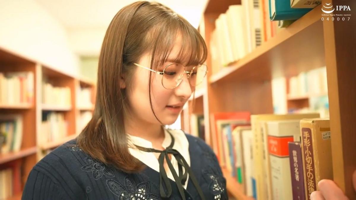 「いつも興奮してパンツ濡れちゃってるの…」文学系お姉さんは危険な遊びにハマる逆痴●のチ●ポ中毒 末広純 <span style='color:#b0b0b0;'>[隐藏文字，购买后可见]</span><br>「いつも興奮してパンツ濡れちゃってるの…」文学系お姉さんは危険な遊びにハマる逆痴●のチ●ポ中毒 末広純<br><br>真面目そうな図書館司書・純の本性は、超がつくほどの淫乱。仕事中でも構わず興奮でパンツを濡らし、ノーパンで仕事をする日々。男漁りも忘れず、電車で見知らぬ男を逆痴漢。職場でも男に中出しを求める。