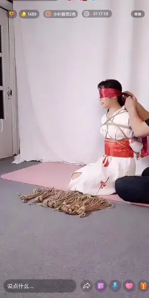北京绳模 和服紧缚 北京绳模 和服紧缚<br>创作;北京绳模<br>描述;北京绳模 和服紧缚,北京绳魔小贝被紧缚调教堵嘴，喜欢的请大家多多支持一下吧