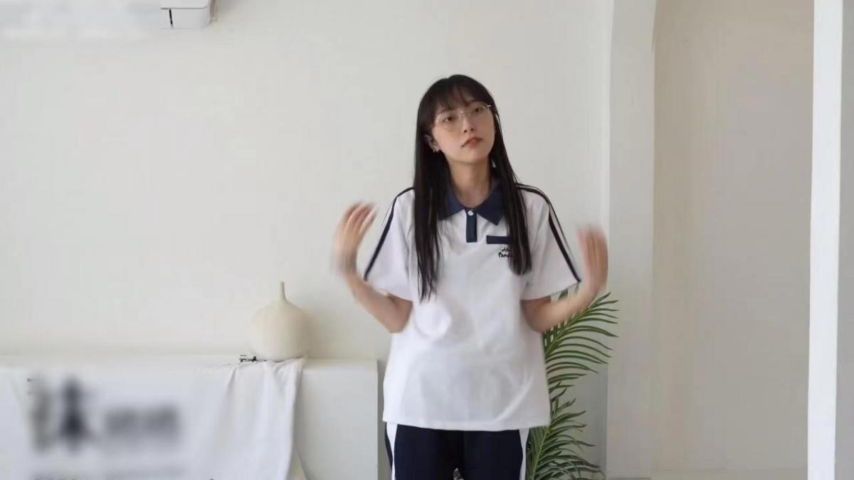 袜啵啵207期：稚予-aj板鞋、白棉袜、油亮白丝（脚尖透明款）、校服裤里丝 袜啵啵207期：稚予-aj板鞋、白棉袜、油亮白丝（脚尖透明款）、校服裤里丝<br>原创作者：袜啵啵<br>筷子腿模特稚予穿着校服搭配库里丝白棉袜和AJ板鞋展示美足美腿