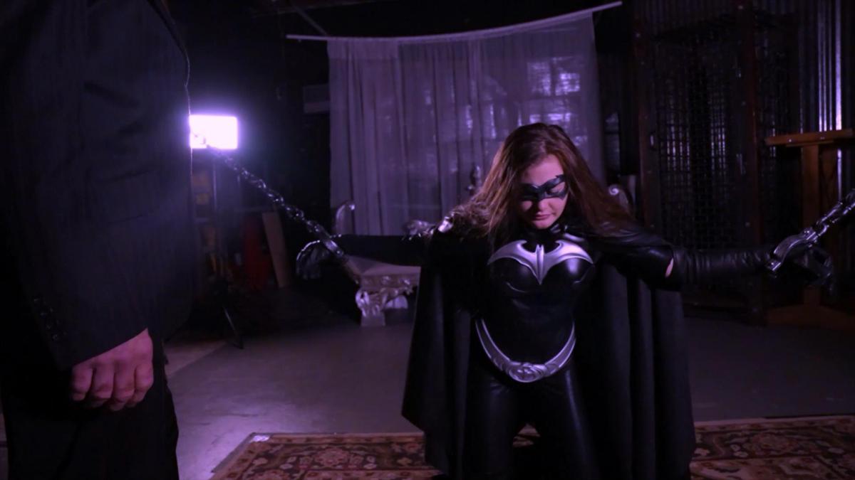 “SilverBat: Prey” from Lee Carl – Starring Alicia C. Moon 邪恶的帮派头目黑骷髅对以他的生意为目标的义务警员感到愤怒，决定反击。他瞄准的第一个义务警员是 SilverBat。SilverBat 被诱入伏击，在最终变成 Black Skull 和他的盟友的性玩物之前遭到殴打、摸索、俘虏和羞辱。但这还不够。Black Skull 发誓说 SilverBat 只是众多产品中的第一个。<br>内容包括：蝙蝠女侠 女英雄 捆绑 调教 洗脑 陷阱 败北 折磨 电击 臣服 长靴 紧身衣 摩擦 揉胸 爱抚<br>Infuriated at vigilantes targeting his business, villainous gang leader Black Skull decides to strike back. The first vigilante in his crosshairs is SilverBat. Lured into an ambush, SilverBat is beaten, groped, captured, and humiliated before eventually being turned into a sexual plaything for Black Skull and his allies. But that’s not enough. Black Skull vows that SilverBat is just the first of many.